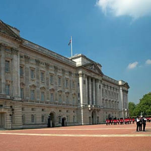 Londyn. Zmiana warty na terenie Pałacu Buckingham.